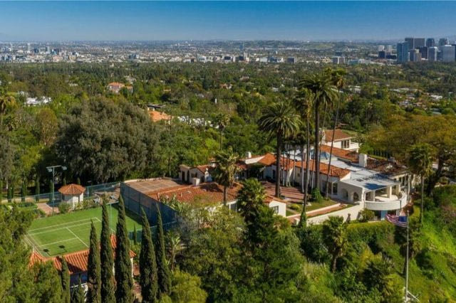 Ο Λεμπρόν Τζέιμς αγόρασε τη βίλα των ονείρων και τη γκρεμίζει