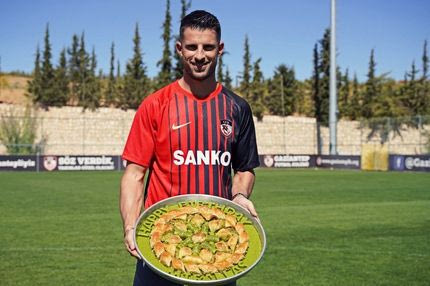 Ο μπακλαβάς του Μιραλάς κι άλλες 5 άβολες ιστορίες υπογραφών