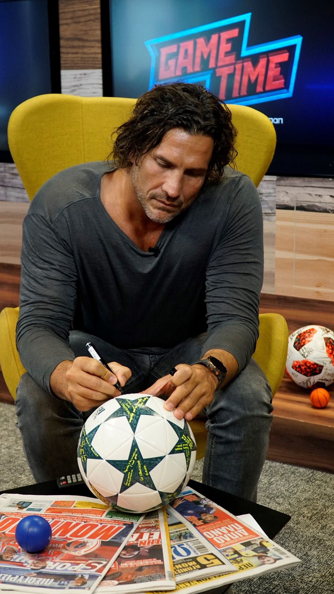 Ο Κώστας Κοκκινάκης παίζει μπάλα στο Game Time του ΟΠΑΠ