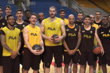 Ευχές και κάλεσμα από τους παίκτες της ΑΕΚ