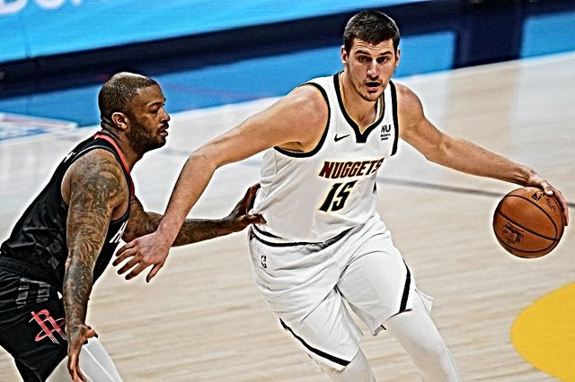 Ο Νίκολα Γιόκιτς έμεινε ‘μισός’ αλλά εξακολουθεί να κυριαρχεί λόγω μυαλού