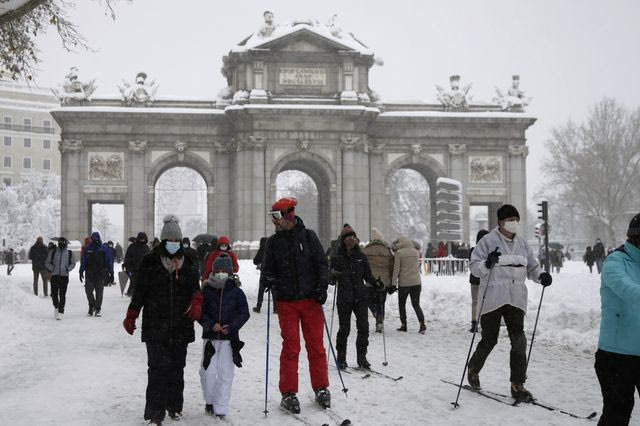 Η Αρμάνι έκανε καταδρομικό σκι στην παγωμένη Μαδρίτη