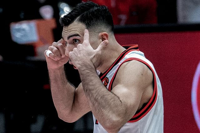 Μιλάνο-Ολυμπιακός: Το βλέμμα του Σλούκα στον Έλις τα είπε όλα