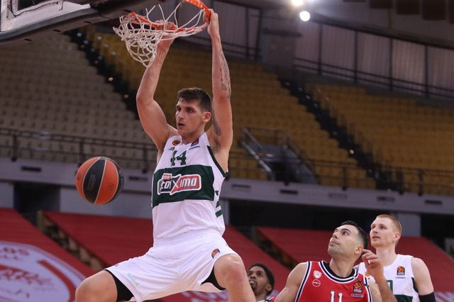 Ο ψηλός Παναθηναϊκός έριξε τον Ολυμπιακό στην εσωστρέφεια