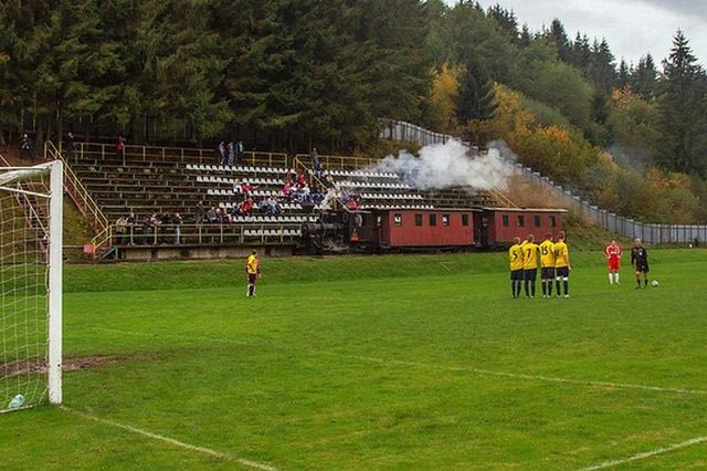 Στη Σλοβακία το μοναδικό γήπεδο στον κόσμο που το διασχίζει τρένο