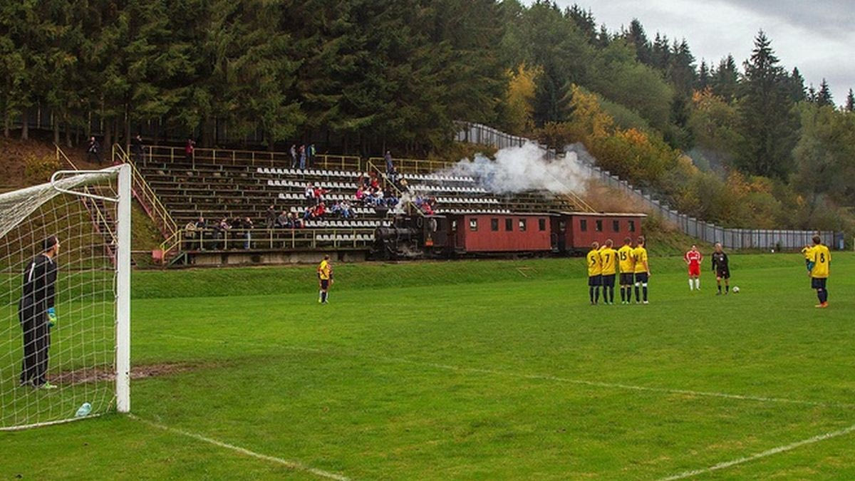 Στη Σλοβακία το μοναδικό γήπεδο στον κόσμο που το διασχίζει τρένο
