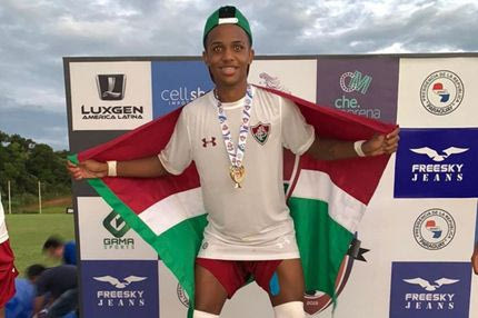 Καΐκι: Ο ’17χρονος Νεϊμάρ’ που θέλει η Μάντσεστερ Σίτι πήγε σε σχολείο σάμπα