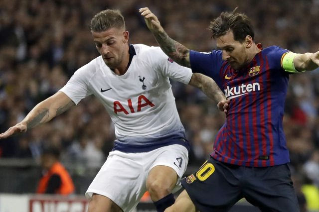 Η μάχη της Τότεναμ με τη Μπαρτσελόνα για τη χειρότερη φανέλα της σεζόν