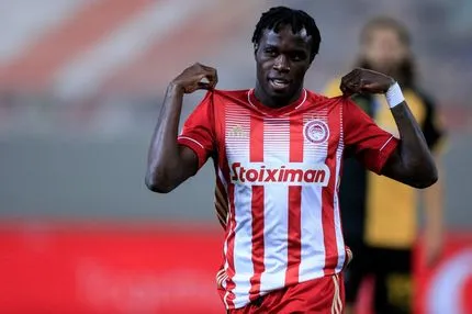 Ολυμπιακός-ΑΕΚ: Ο Μπρούμα ‘καθάρισε’ και ταλαιπωρεί τον Μαρτίνς