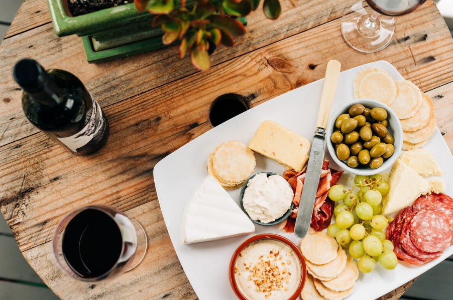 5 γευστικές προτάσεις με 5 υπέροχα τυριά, γιατί η σεζόν του μπαλκονιού ξεκίνησε