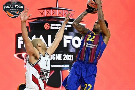 Ο Κόρι Χίγκινς γεννήθηκε και λαδώθηκε για να βάλει αυτό το mid-range σουτ