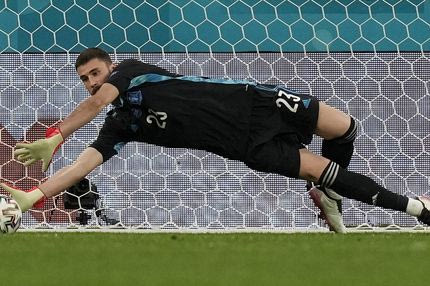 O Ουνάι Σιμόν έχει κοχόνες και περιμένει την Ιταλία