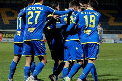 Σέντρα στη Super League, μεγάλα ματς σε Premier League και Serie A