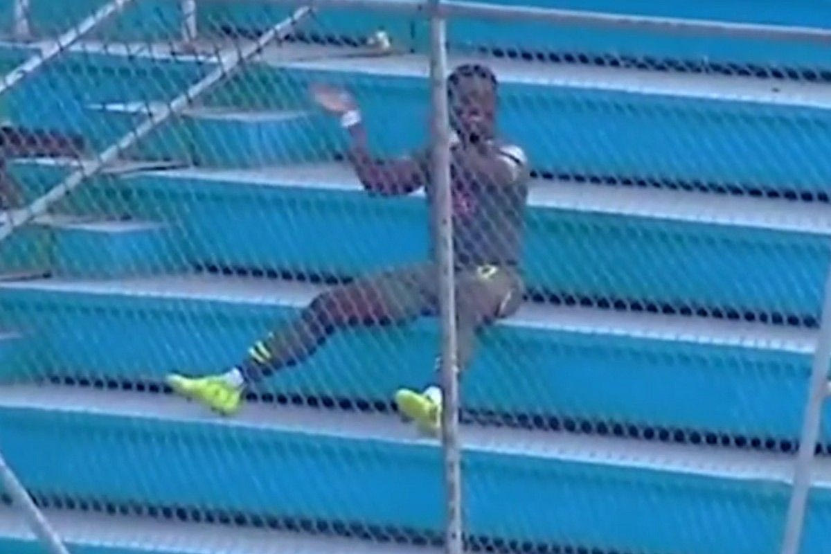 Πανηγυρισμός για ταινία: σκόραρε και ανέβηκε στην κερκίδα για να χειροκροτήσει τον εαυτό του