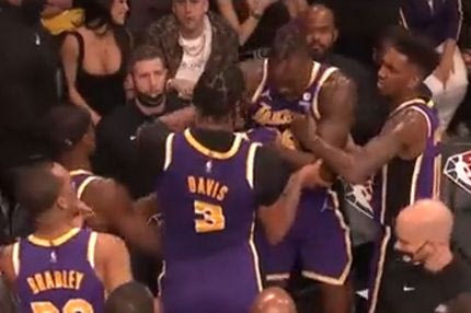 Χοντρός καβγάς μεταξύ Ντέιβις και Χάουαρντ στον πάγκο των Λέικερς