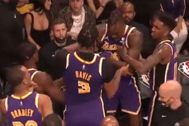 Χοντρός καβγάς μεταξύ Ντέιβις και Χάουαρντ στον πάγκο των Λέικερς