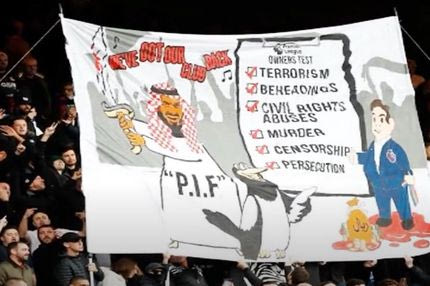 Πανό – γροθιά φίλων της Κρίσταλ Πάλας κατά των Σαουδαράβων της Νιούκαστλ για την καταπάτηση των ανθρώπινων δικαιωμάτων