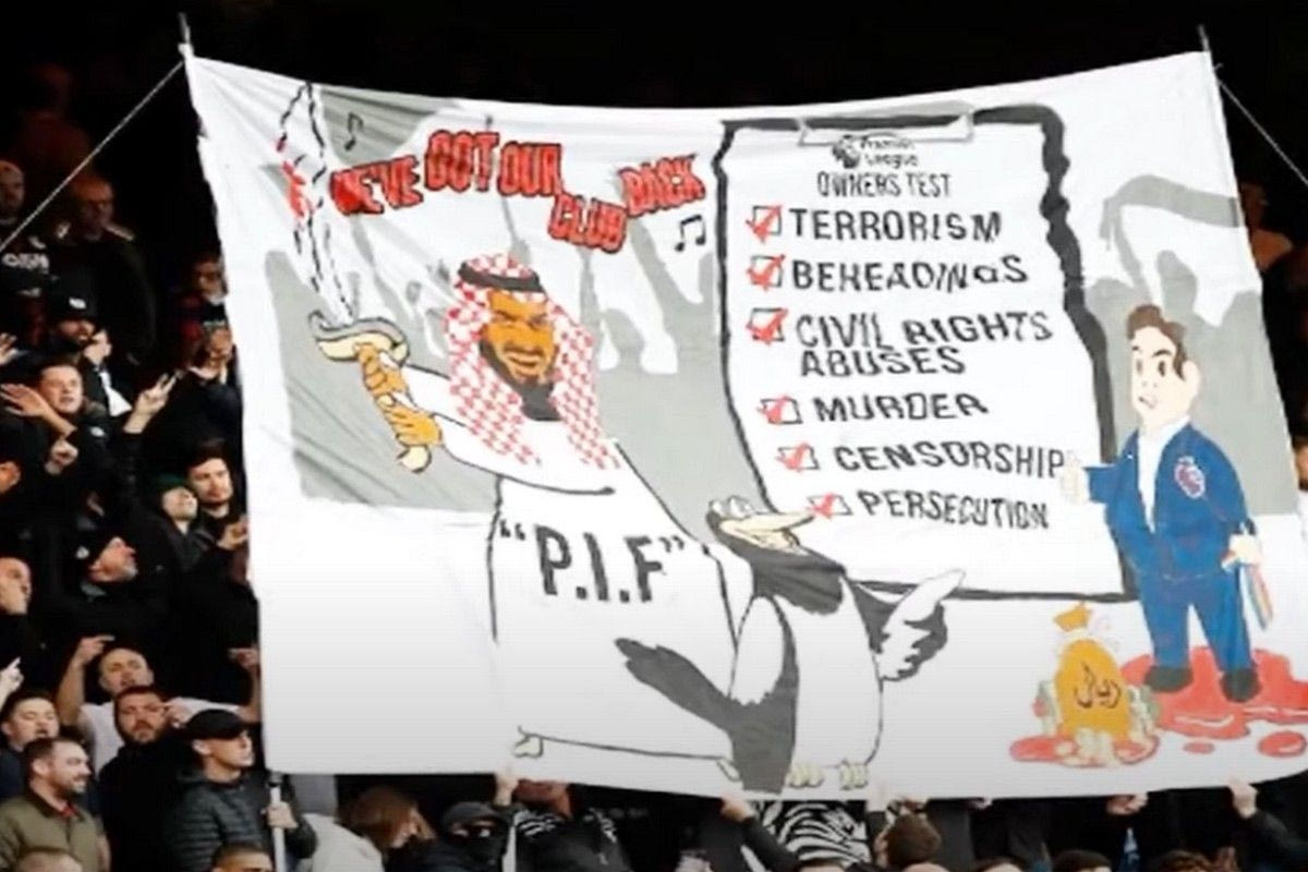 Πανό – γροθιά φίλων της Κρίσταλ Πάλας κατά των Σαουδαράβων της Νιούκαστλ για την καταπάτηση των ανθρώπινων δικαιωμάτων