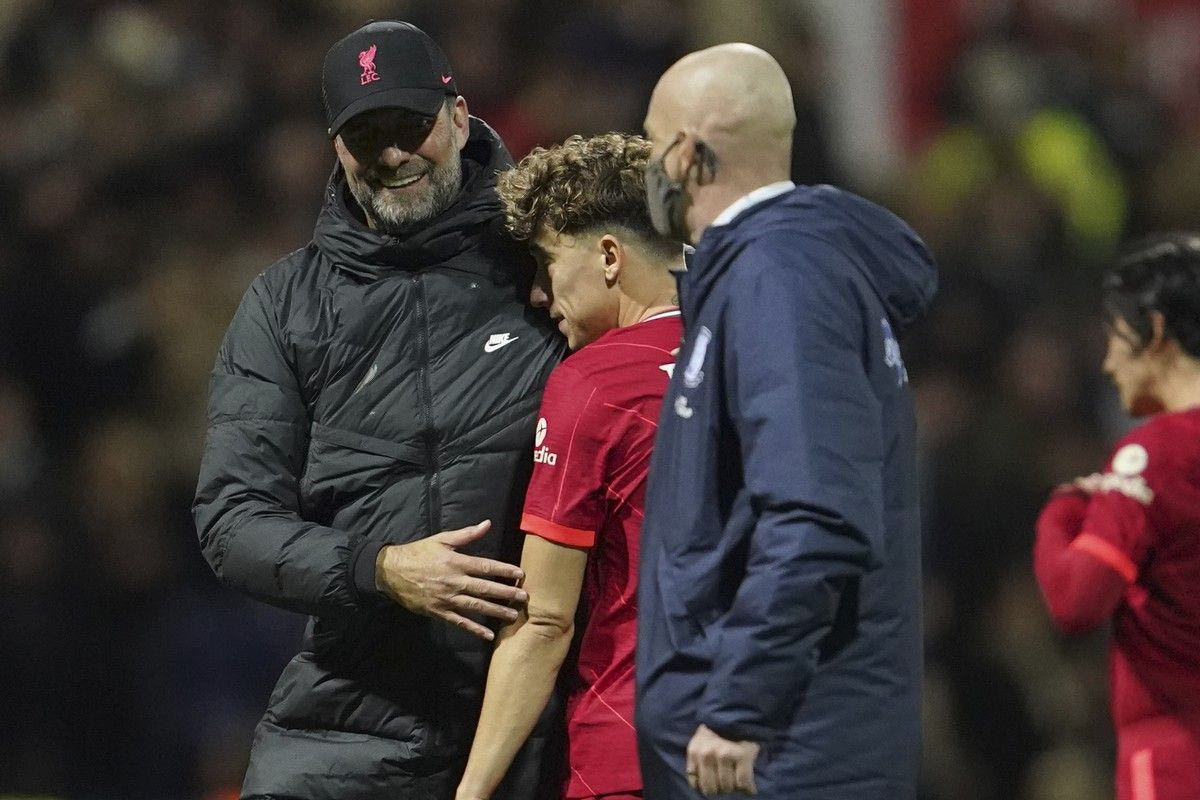 Η πατρική αγκαλιά του Κλοπ στον Τσιμίκα μετά τη νίκη της Λίβερπουλ