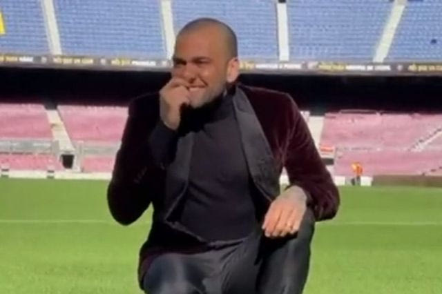 Ο φοβερός Ντάνι Άλβες μυρίζει το χορτάρι στο Καμπ Νου πριν από την παρουσίασή του