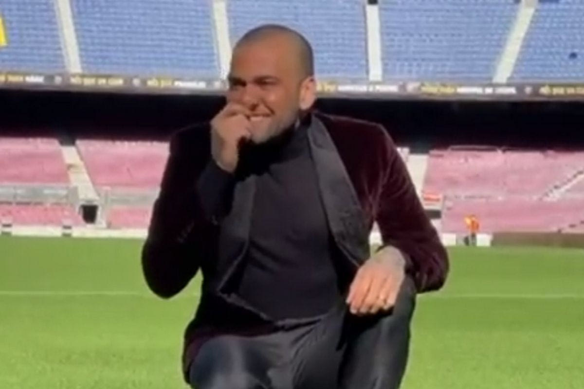 Ο φοβερός Ντάνι Άλβες μυρίζει το χορτάρι στο Καμπ Νου πριν από την παρουσίασή του