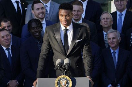 Ο Τσιτσιπάς πρότεινε Γιάννη ως τον νέο James Bond