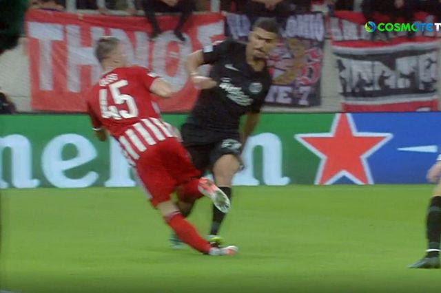 Ο κομμωτής του Ρέαμπτσουκ φωτογράφισε το πρησμένο πόδι του Μολδαβού από το ματς με την Άιντραχτ