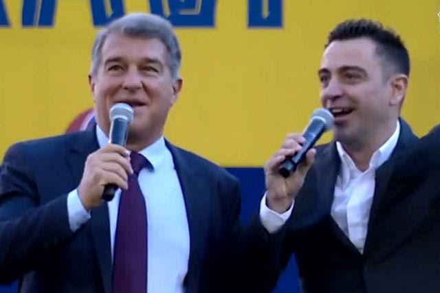 Τσάβι και Λαπόρτα τραγουδούσαν συνθήματα της Μπαρτσελόνα στην υπογραφή των συμβολαίων
