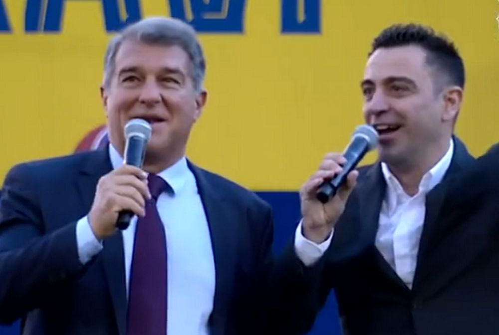 Τσάβι και Λαπόρτα τραγουδούσαν συνθήματα της Μπαρτσελόνα στην υπογραφή των συμβολαίων