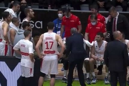 Εκτός εαυτού με τους παίκτες του ο Ηλίας Ζούρος σε τάιμ άουτ κόντρα στην Ισπανία: “Το ξαναλέω για ακόμη μία γαμ*** φορά”