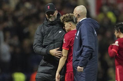 Ο Κλοπ συνεχάρη δια χειραψίας τον Τσιμίκα και αμφότεροι ξέσπασαν σε γέλια