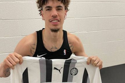 Ο σούπερ σταρ των Χόρνετς ΛαΜέλο Μπολ με φανέλα του ΟΦΗ