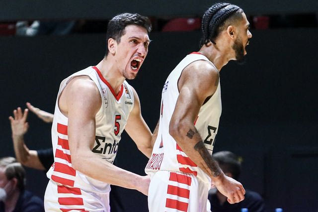 Ο MVP Βεζένκοβ, η τρέλα του Λαρεντζάκη και τα βολικά αποτελέσματα