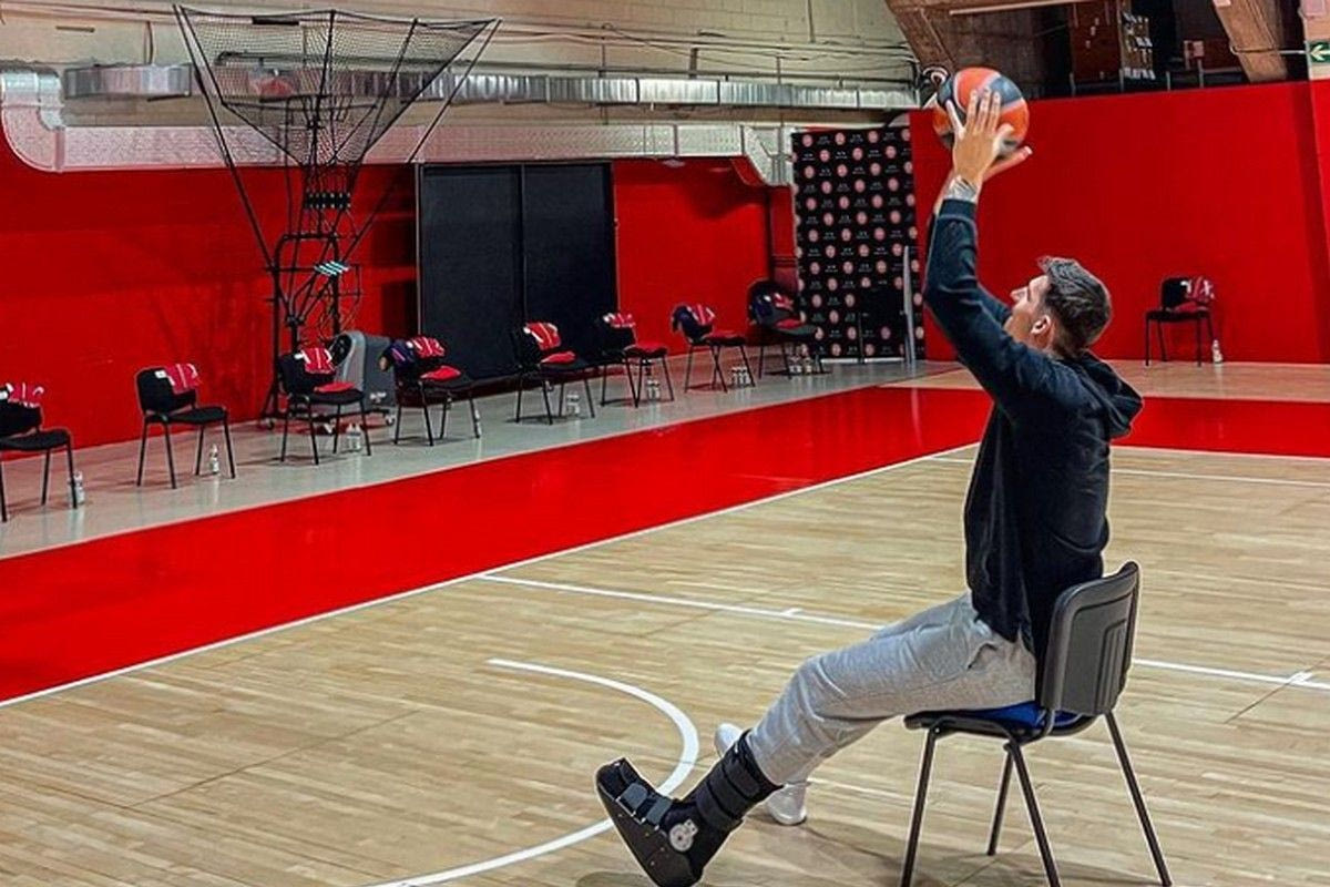 Ο Μήτογλου έκανε σουτ με μπανταρισμένο πόδι καθισμένος σε καρέκλα