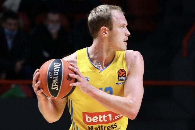 Η Άλμπα ξέρει πού είναι η μπάλα και πού να τη δώσει