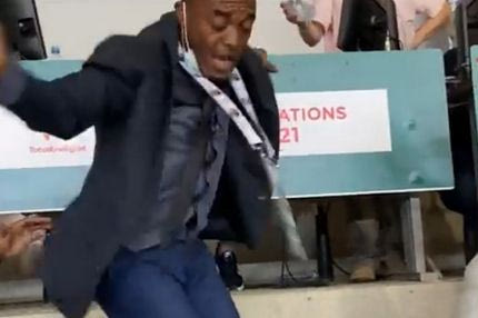 Δημοσιογράφος τρελάθηκε με τη νίκη της Ισημερινής Γουινέας στο Κόπα Άφρικα κι έκανε σόου