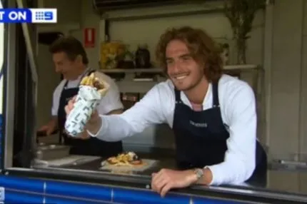 Ο Τσιτσιπάς έγινε τυλιχτής και σέρβιρε το σουβλάκι με το όνομά του