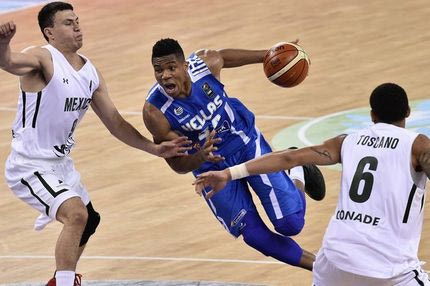 Το τρομερό κάρφωμα του Γιάννη Αντετοκούνμπο και η αντίδραση του Θανάση