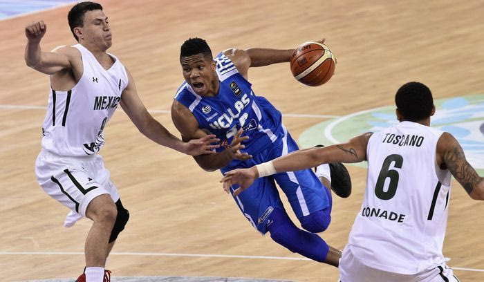 Το τρομερό κάρφωμα του Γιάννη Αντετοκούνμπο και η αντίδραση του Θανάση