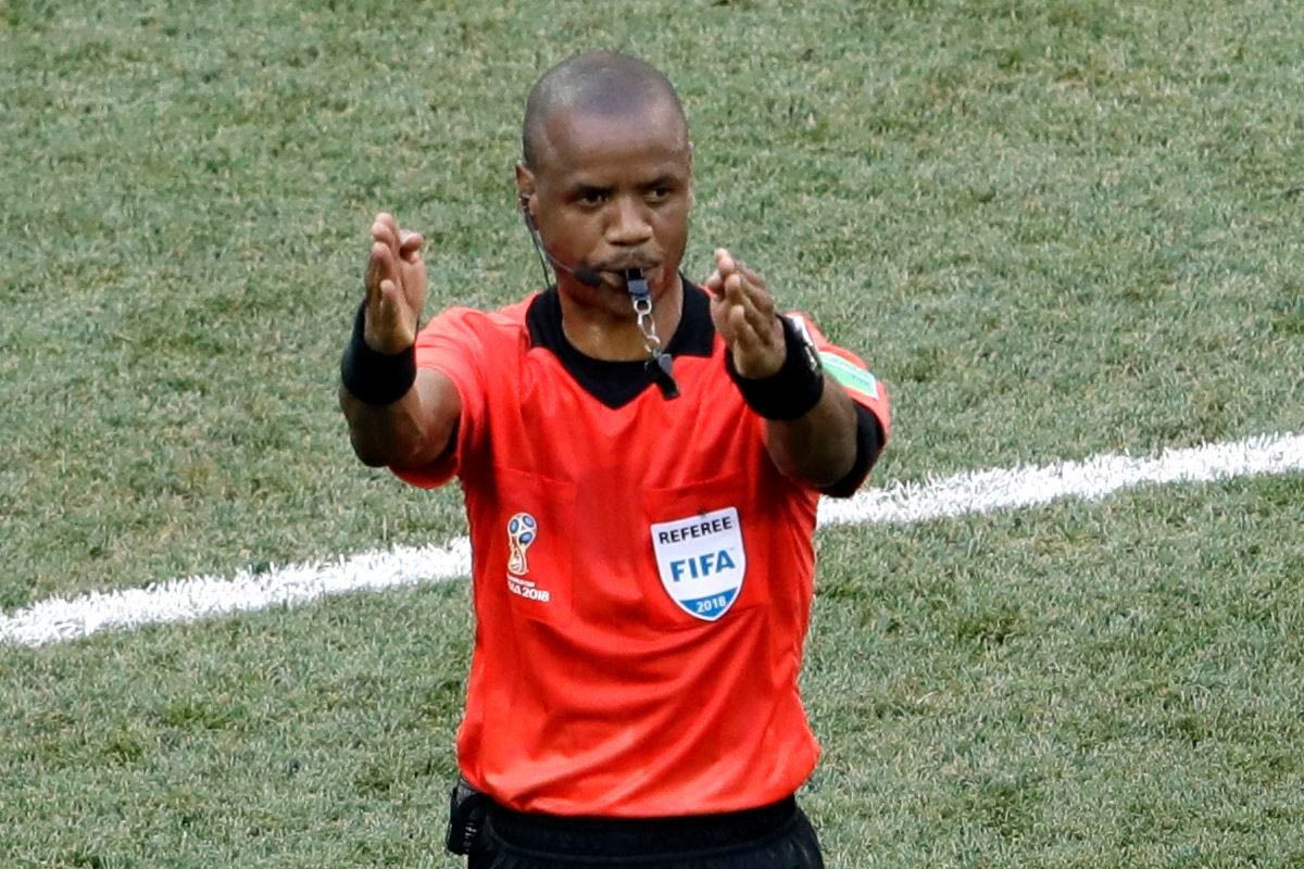 Ο διαιτητής που σφύριξε νωρίτερα τη λήξη στο Τυνησία – Μάλι: “Ο Θεός μού είπε να το κάνω και μου έσωσε την ζωή”