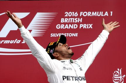 O Λιούις Χάμιλτον αλλάζει το επώνυμό του