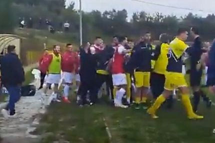 Άγριο ξύλο με μπουνιές και καρέκλες σε ντέρμπι τοπικού στη Χαλκιδική