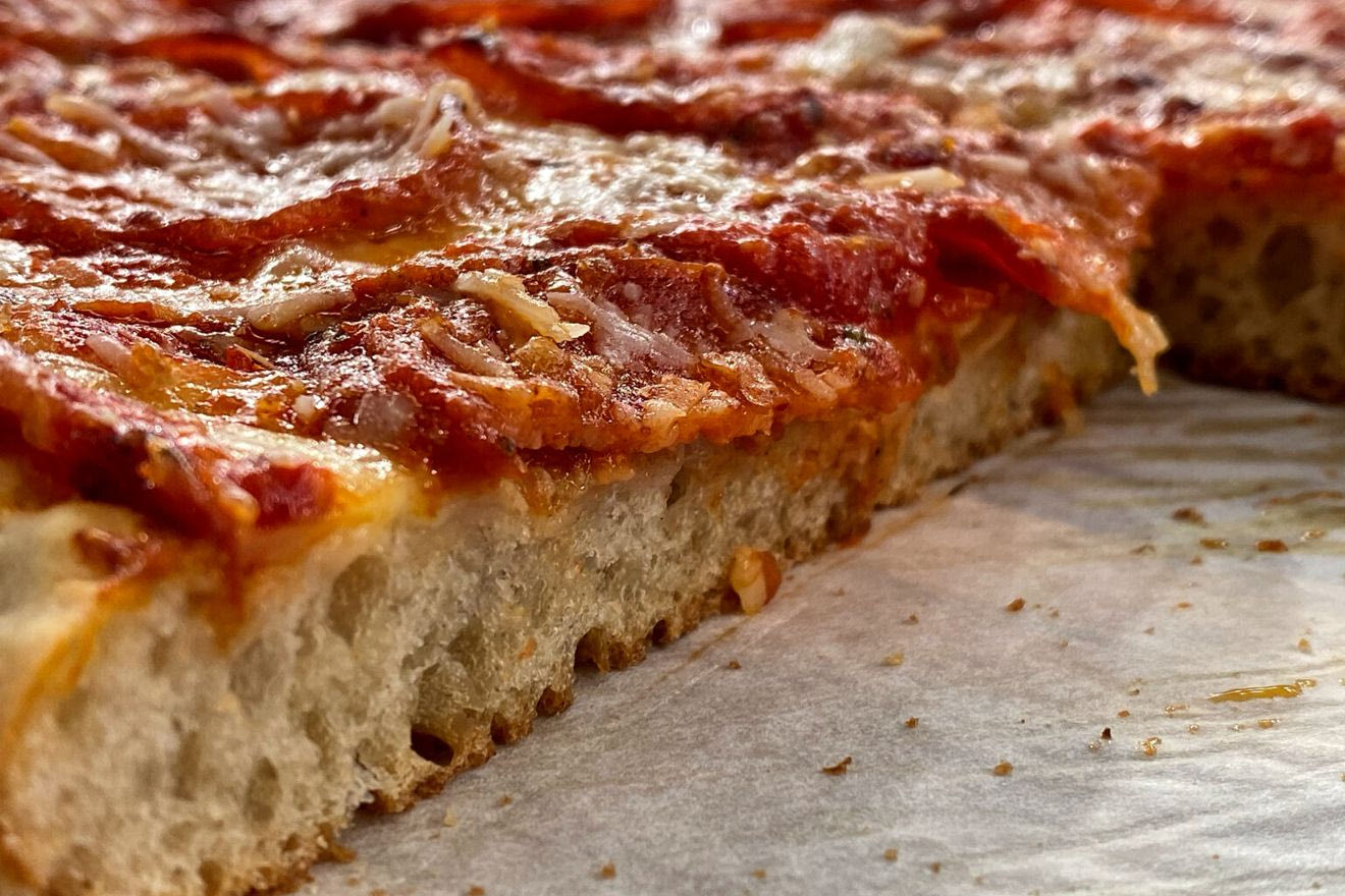 Αφράτη σικελιάνικη πίτσα με πεπερόνι και αντίο ζωή