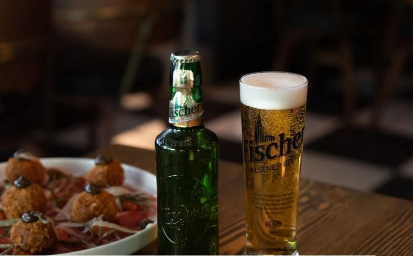 Μια έξοδος με καλό φαγητό, παγωμένες μπίρες και το Men, το απόλυτο καλοκαιρινό θρίλερ