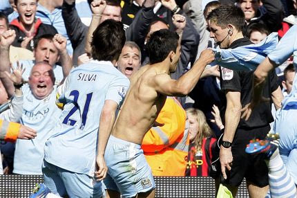 Η θρυλική φανέλα του Αγκουέρο που ξέχασε στ’ αποδυτήρια ο Μπαλοτέλι πωλείται πλέον χιλιάδες ευρώ