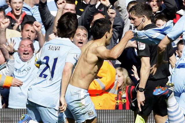 Η θρυλική φανέλα του Αγκουέρο που ξέχασε στ’ αποδυτήρια ο Μπαλοτέλι πωλείται πλέον χιλιάδες ευρώ