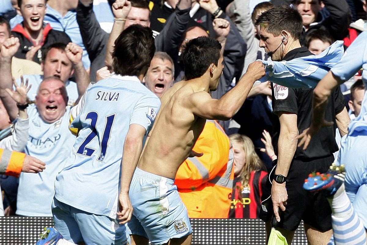 Η θρυλική φανέλα του Αγκουέρο που ξέχασε στ’ αποδυτήρια ο Μπαλοτέλι πωλείται πλέον χιλιάδες ευρώ