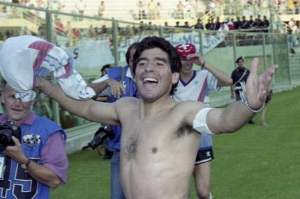 Ντιέγκο Μαραντόνα: Το άγαλμα με το χρυσό ξυπόλητο πόδι εντυπωσίασε