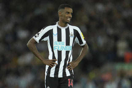 Ο Ίσακ ανοίγει την πόρτα και τέσσερις φορ περιμένουν να μπουν