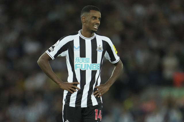 Ο Ίσακ ανοίγει την πόρτα και τέσσερις φορ περιμένουν να μπουν